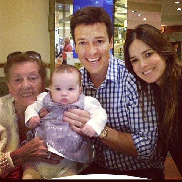 Rodrigo Faro, Vera Viel, mãe e a filha Helena (Foto: Instagram / Reprodução)