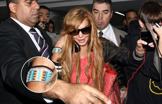 Lindsay Lohan usando a pulseira roubada (Foto: Manuela Scarpa e Marcos Ribas /Foto Rio News)