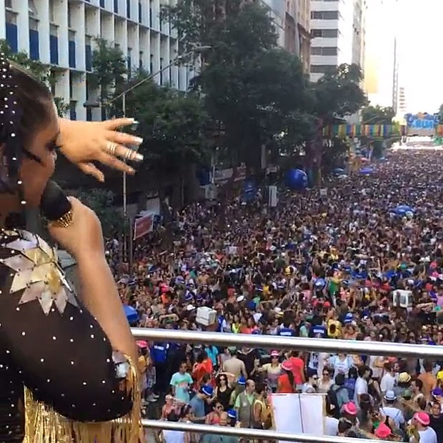 Preta Gil canta para multidão (Foto: Instagram)