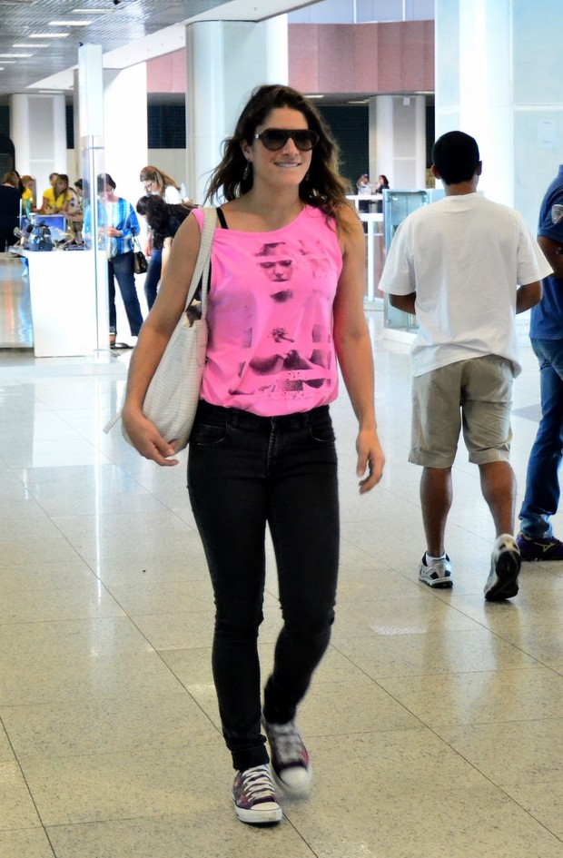 Priscila Fantin no aeroporto (Foto: William Oda / AgNews)