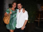 Adriane Galisteu curte jantar romântico com o marido em São Paulo