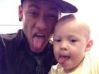 Neymar posta foto fazendo careta ao lado do filho