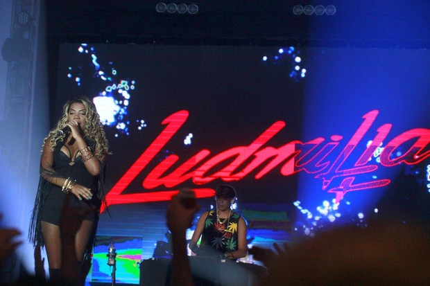 Mc Ludmilla em show na Zona Oeste do Rio (Foto: Isac Luz/ EGO)