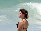 Bruna Linzmeyer toma banho de mar em dia de praia