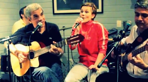 Andrea Veiga cantando &#39;Ilariê&#39; (Foto: Video/Reprodução)
