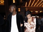 Kim Kardashian capricha no decote e na fenda para sair com Kanye West