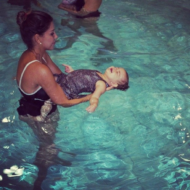 Karla, ex-bbb, posta foto com a filha Carolina, na piscina (Foto: Instagram / Reprodução)