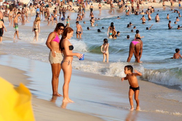 Mariah Rocha na praia com o filho (Foto: JC Pereira/Agnews)