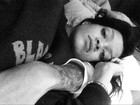 Rihanna posta foto supostamente abraçada a Chris Brown