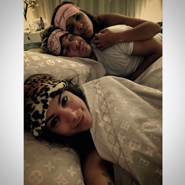 Anitta dorme com venda de oncinha ao lado de amigos (Foto: Instagram)