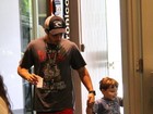 Thiago Rodrigues passeia com o filho em shopping