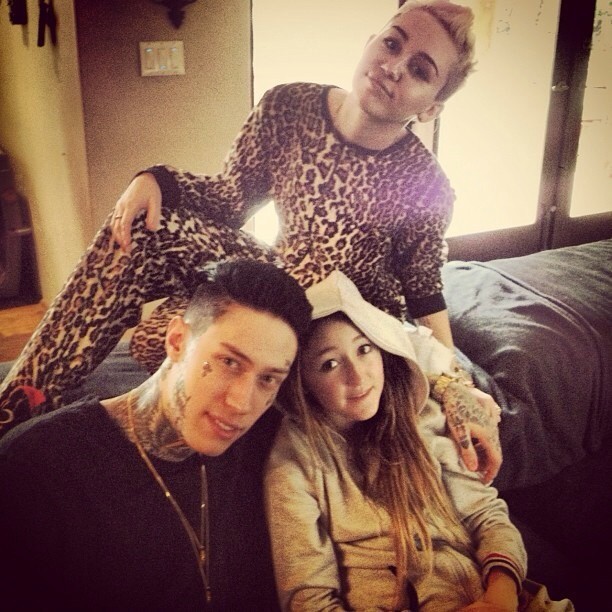 Miley Cyrus posta foto com o irmão mais velho, Trace, e a irmã Noah (Foto: Instagram)
