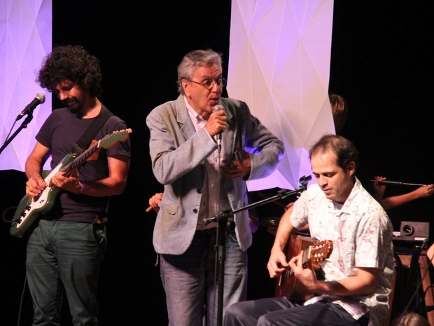 Caetano Veloso canta com o filho Moreno Veloso no Rio (Foto: Foto Rio News)