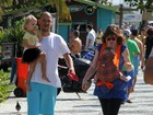 Carolinie Figueiredo caminha com o marido e os filhos na orla do Rio