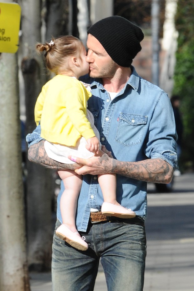 David Beckham com a filha Harper em Londres, na Inglaterra (Foto: Splash News/ Agência)