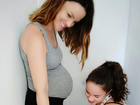 Carolina Kasting exibe barriga da gravidez ao brincar com cachorro