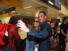 Sabrina Sato é recepcionada por fãs em aeroporto de SP e faz selfies