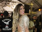 Tati Minerato deixa calcinha à mostra em noite de samba em São Paulo