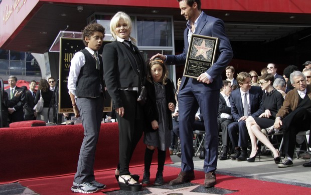 Hugh Jackman com a mulher, Deborra-Lee Furness, e os filhos Oscar Jackman Ava Jackman em Hollywood, Los Angeles, nos Estados Unidos (Foto: Jonathan Alcorn/ Reuters/ Agência)