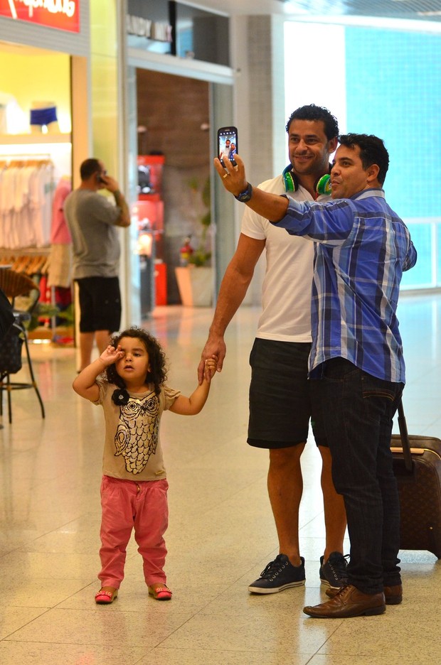 Fred com a filha no aeroporto (Foto: William Oda / Foto Rio News)