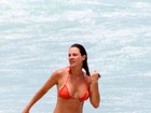 Letícia Birkheuer se refresca no mar em dia de praia no Rio
