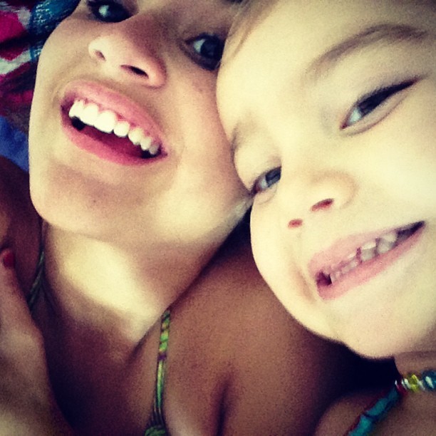 Giulia, filha de Flávia Alessandra, com irmã (Foto: Instagram / Reprodução)