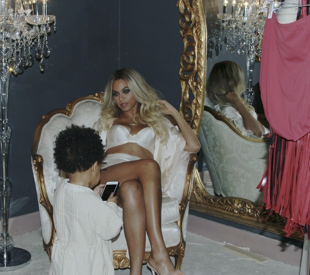Beyoncé com a filha Blue Ivy (Foto: Site Oficial / Reprodução)