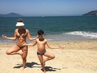 Kelly Key mostra gominhos no abdômen em dia de praia com o filho