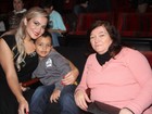 Geisy Arruda leva a mãe  e o sobrinho para assistirem a musical