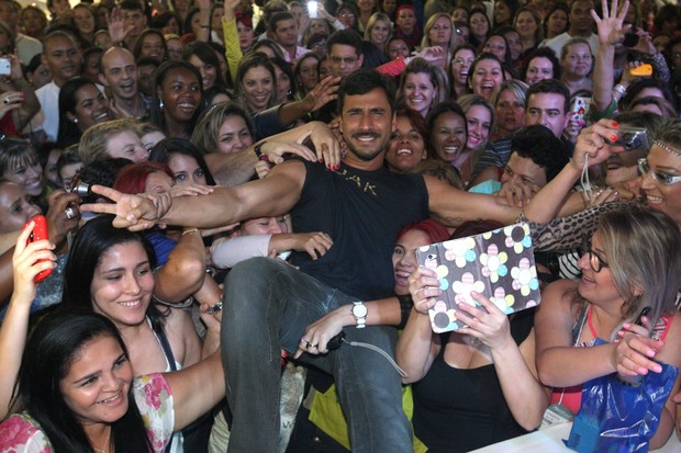 Julio Rocha sendo agarrado por fãs (Foto:  Leo Franco / AgNews)