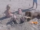 Tom Brady mostra vídeo em que é enterrado na areia pelos filhos