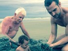 Igor Rickli faz castelo de areia na praia e se diverte com o filho 
