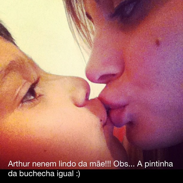 Andressa Urach beija o filho (Foto: Reprodução/Instagram)