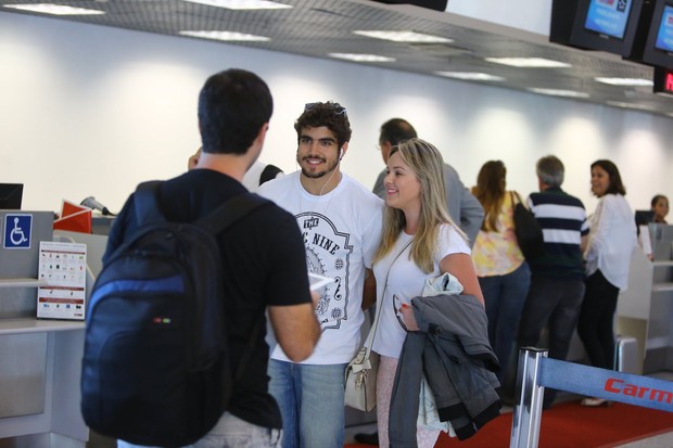 Caio Castro no aeroporto (Foto: Marcello Sá Barreto / AgNews)