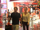 Fiorella Mattheis e Flávio Canto passeiam em shopping no Rio