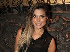 Ex-BBB Flávia Viana usa blusa transparente para ir a show