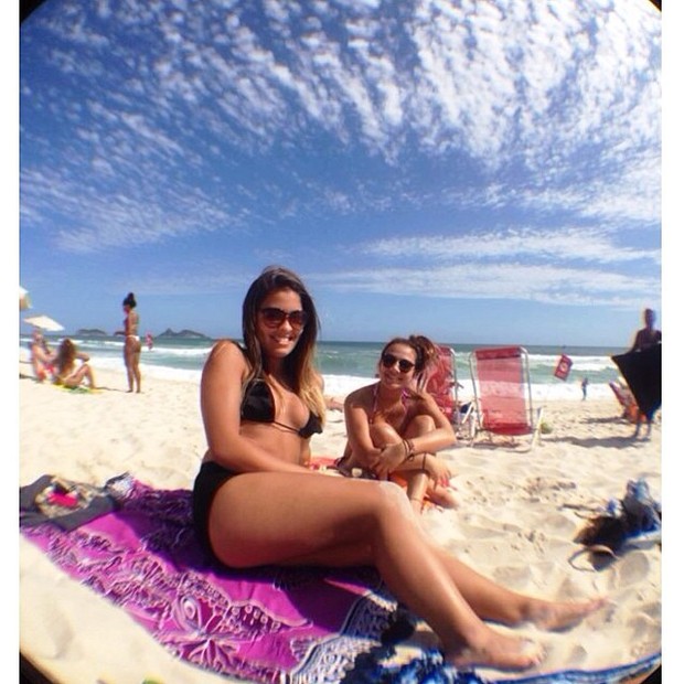Dani Favatto, filha de Romário, na praia com amiga (Foto: Instagram / Reprodução)