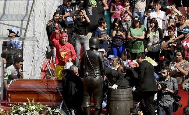 Caixão no estádio Azteca (Foto: Alfredo Estrella/AFP)