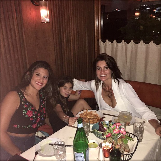Flávia Alessandra com as filhas (Foto: Reprodução / Instagram)