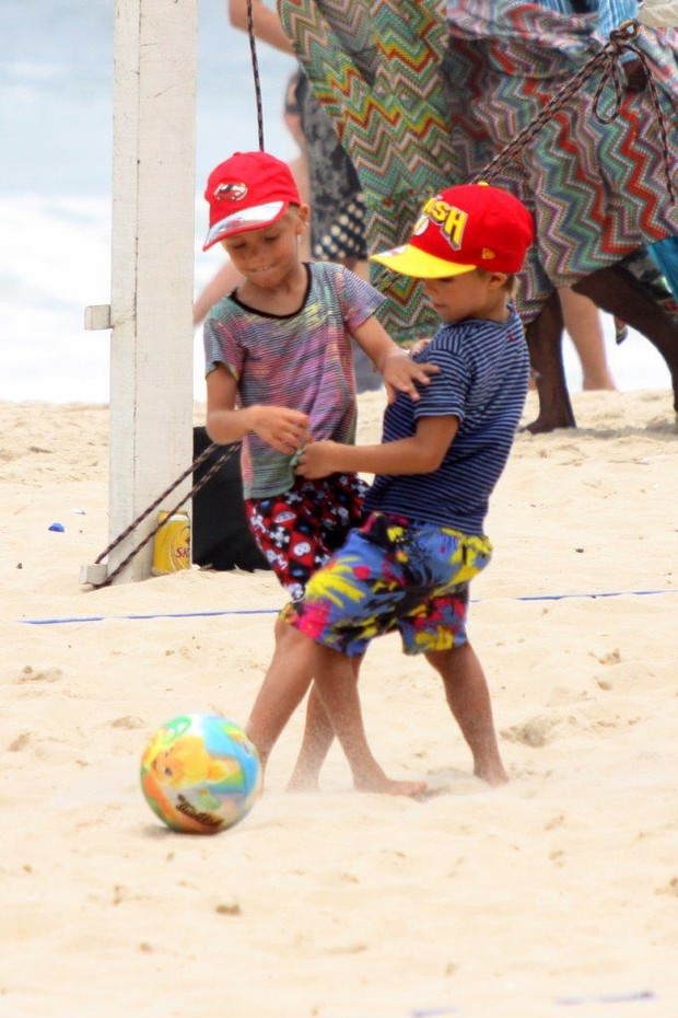 João e Francisco, filhos de Rodrigo Hilbert, na praia (Foto: J.Humberto / AgNews)