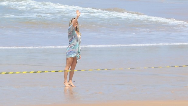 Claudia Leitte em gravação na praia do Forte, em Salvador (Foto: Francisco Cepeda /  AgNews)