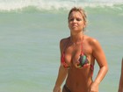 Em dia de sol, Carol Guarnieri exibe o corpão em praia do Rio
