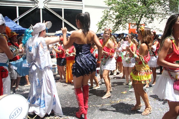 Mari Silvestre na Bateria de um Bloco de Rua no Leblon, RJ (Foto: Rodrigo dos Anjos / AgNews)