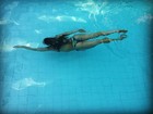 Luana Piovani dá mergulho em piscina e boa forma impressiona