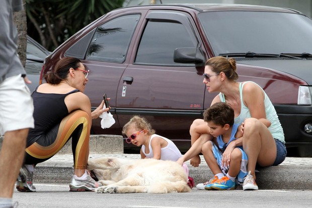 Lavínia Vlasak com os filhos encontram Carolina Ferraz na orla (Foto: André Freitas / AgNews)