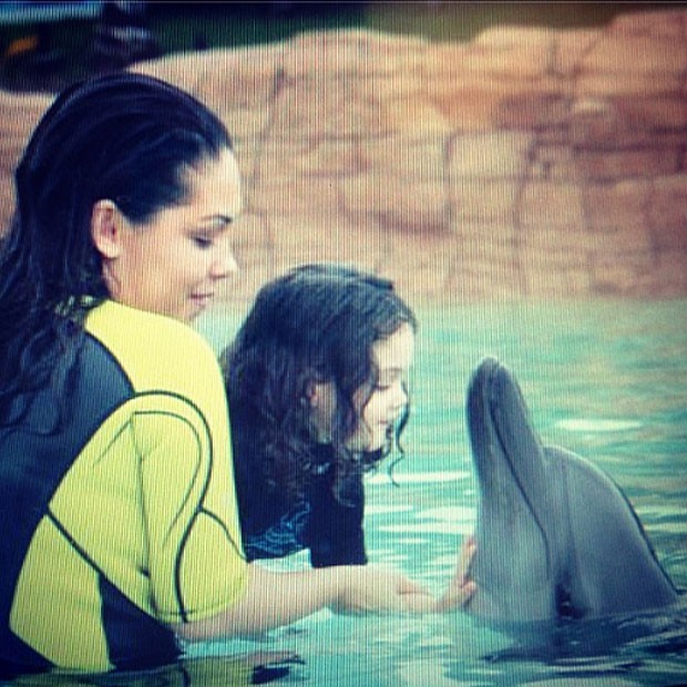 Tânia Mara e a filha fazem carinho em golfinho (Foto: Instagram)