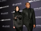 Kim Kardashian investe em vestido comportado para ir a prêmio