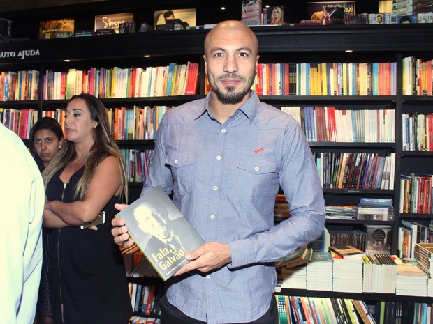 Ex-BBB Fernando no lançamento da biografia de Galvão Bueno no Rio (Foto: Thyago Andrade/Fotorio News)