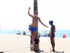 Letícia Wiermann faz slackline na praia de Ipanema