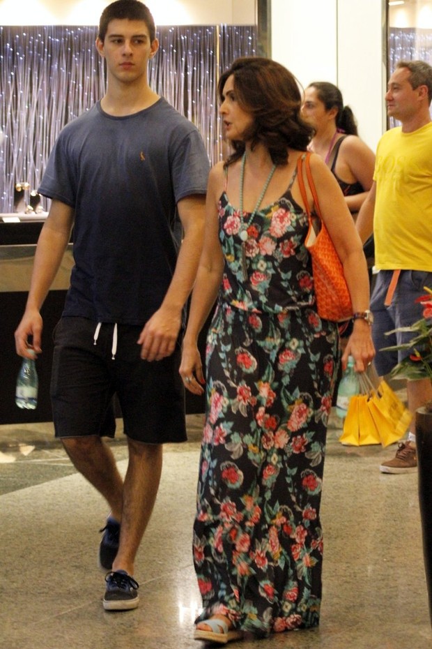 Fatima Bernardes e o filho em shopping no RJ (Foto:  Marcos Ferreira /Brazil News)